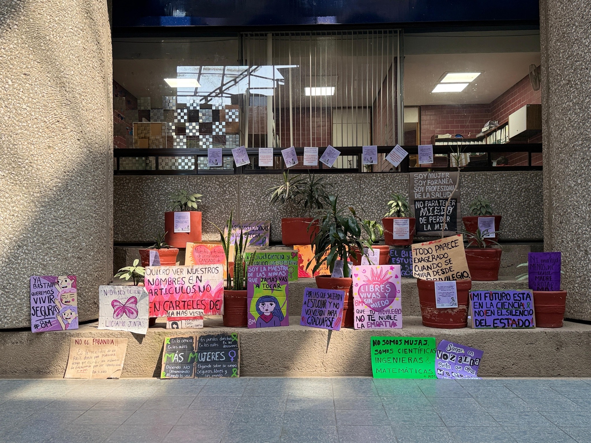 Comunidad INSP reunida en la Columna Quebrada