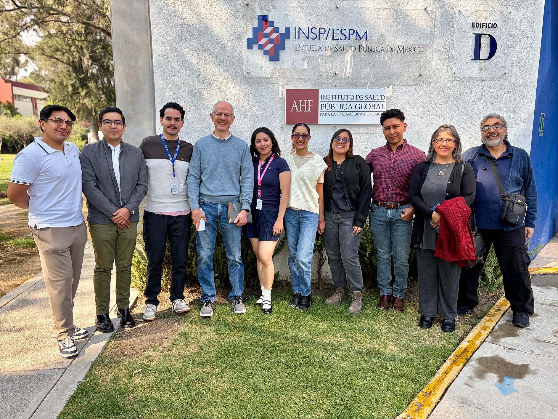 Estudiantes de la Maestría en Salud Pública Integral y autoridades de la ESPM