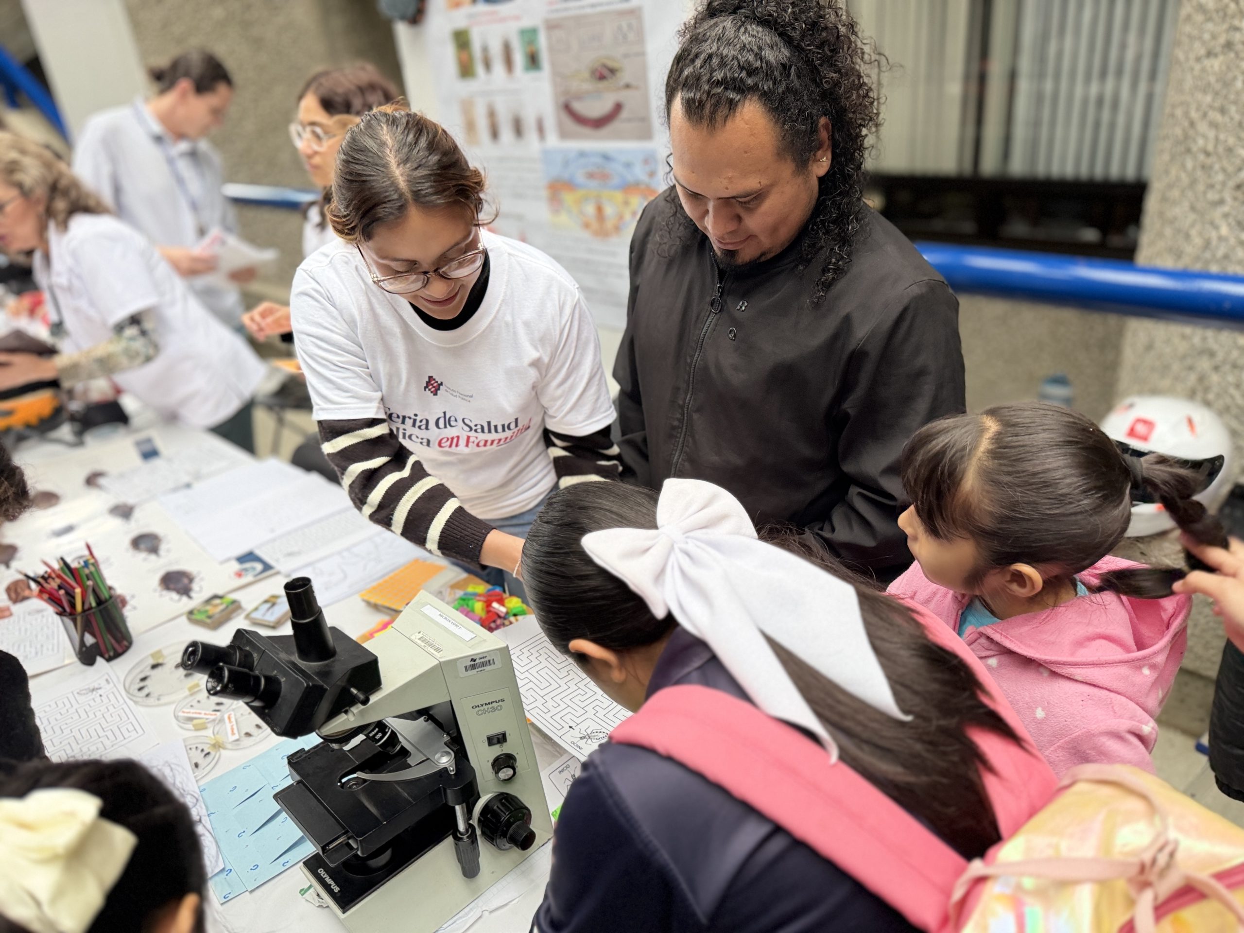Actividades con microscopio Feria de Salud Pública